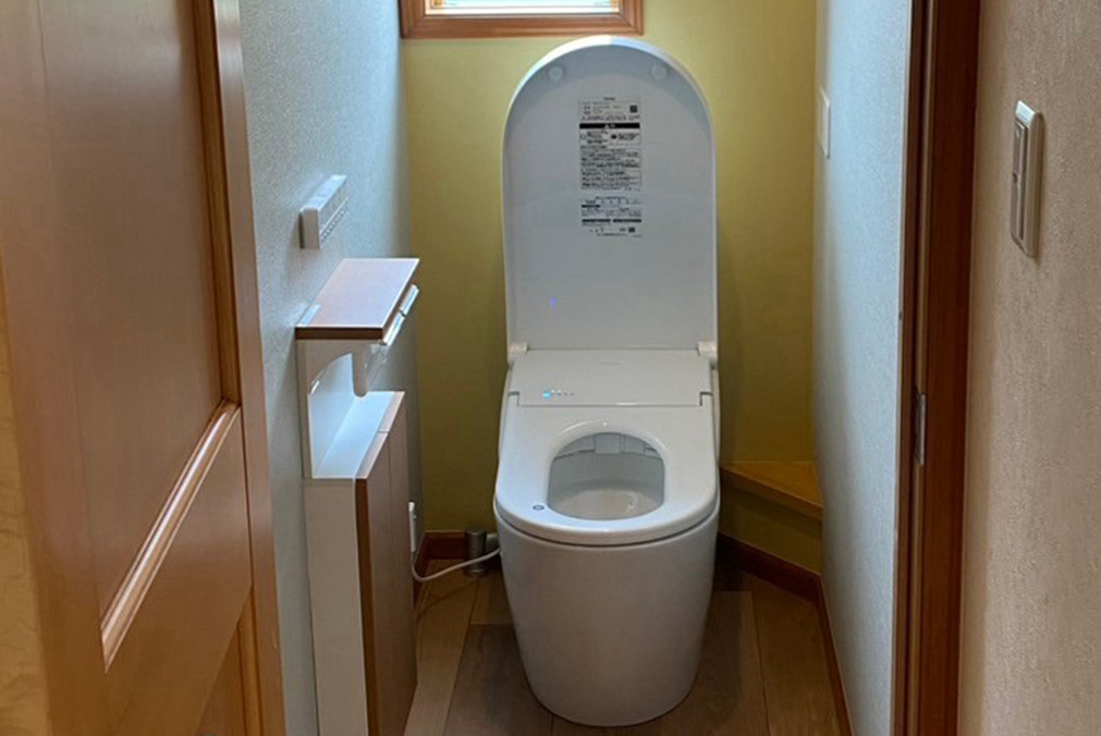施工後のトイレ（蓋が開いている）